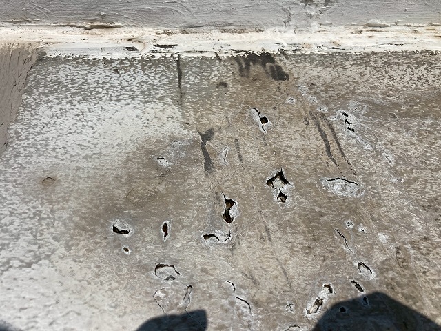 屋上防水の破れ